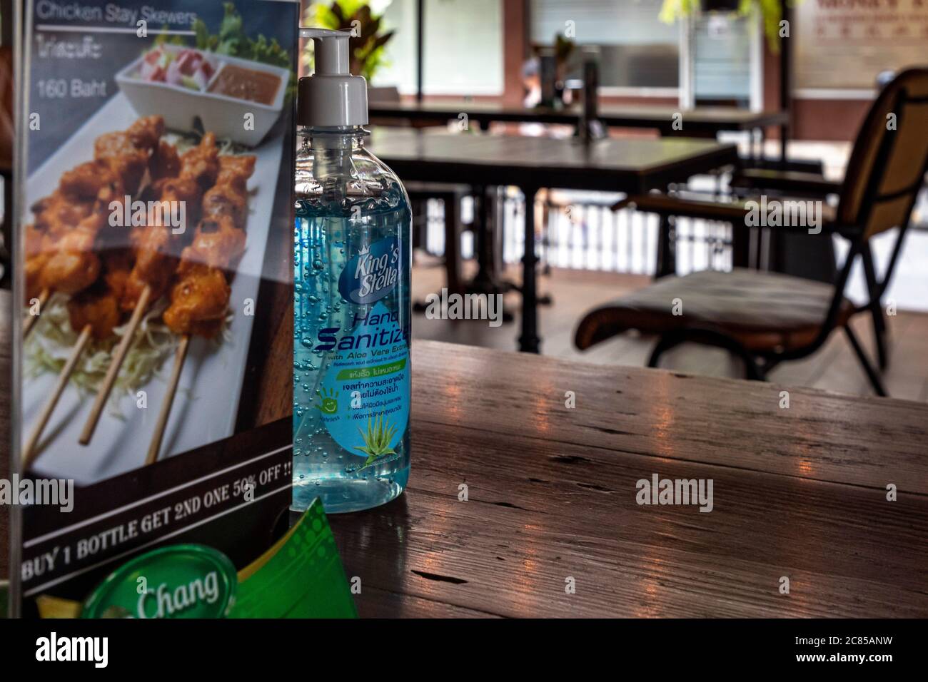 Désinfectant pour les mains un menu dans le restaurant thaïlandais pendant la pandémie Covid 19, Bangkok, Thaïlande Banque D'Images