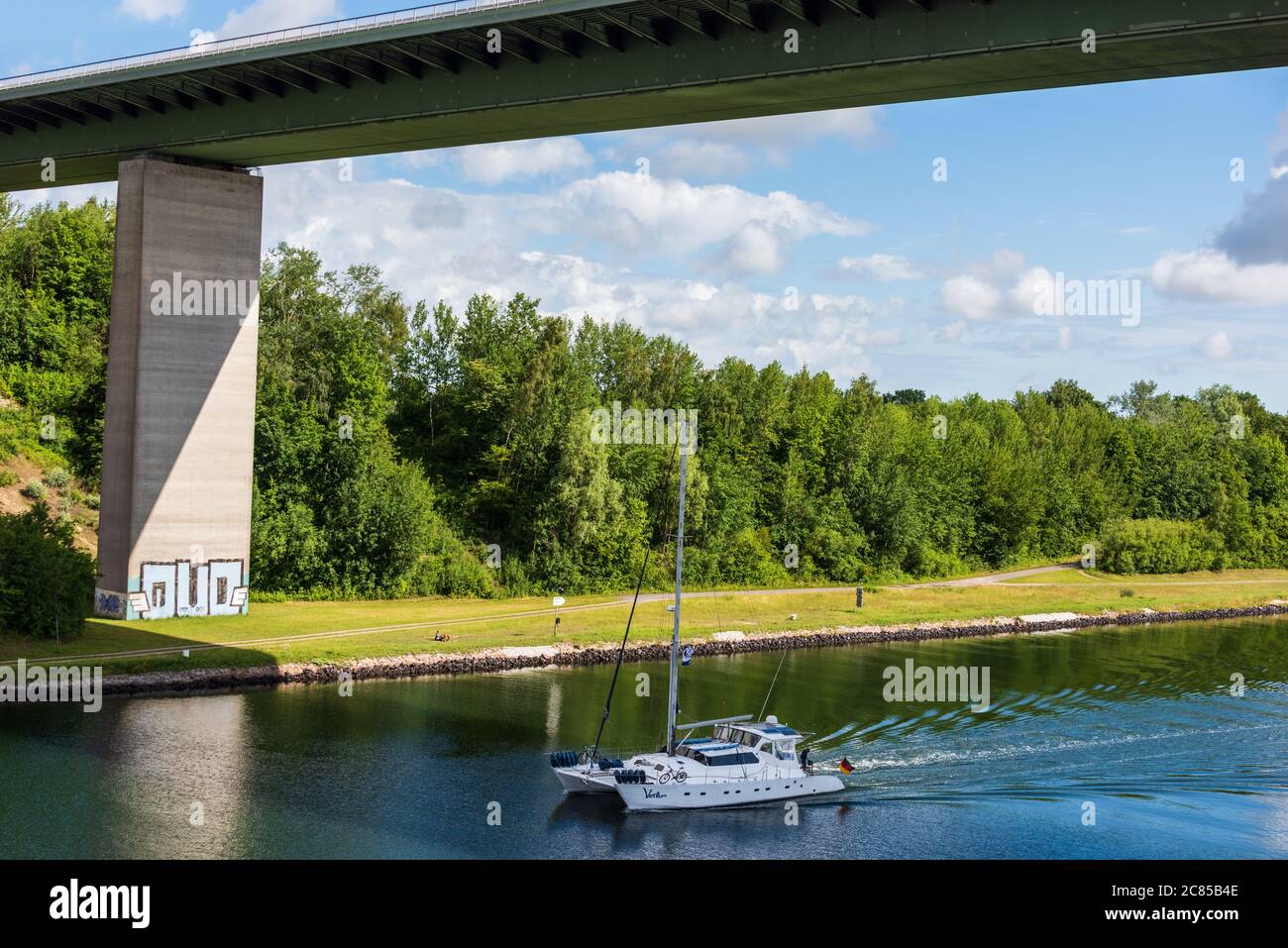 Ein Segelkatamaran passiert den Nord-Ostsee-Kanal an der Levensauer Hochbrücke in Richtung Norsse in Kiel-Suchsdorf Banque D'Images