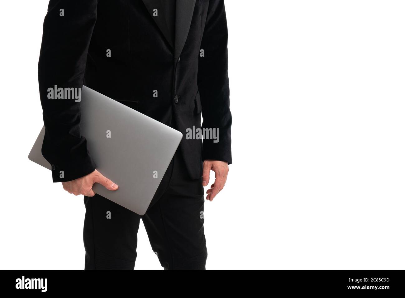 Un homme élégant tenant un ordinateur portable isolé sur fond blanc Banque D'Images