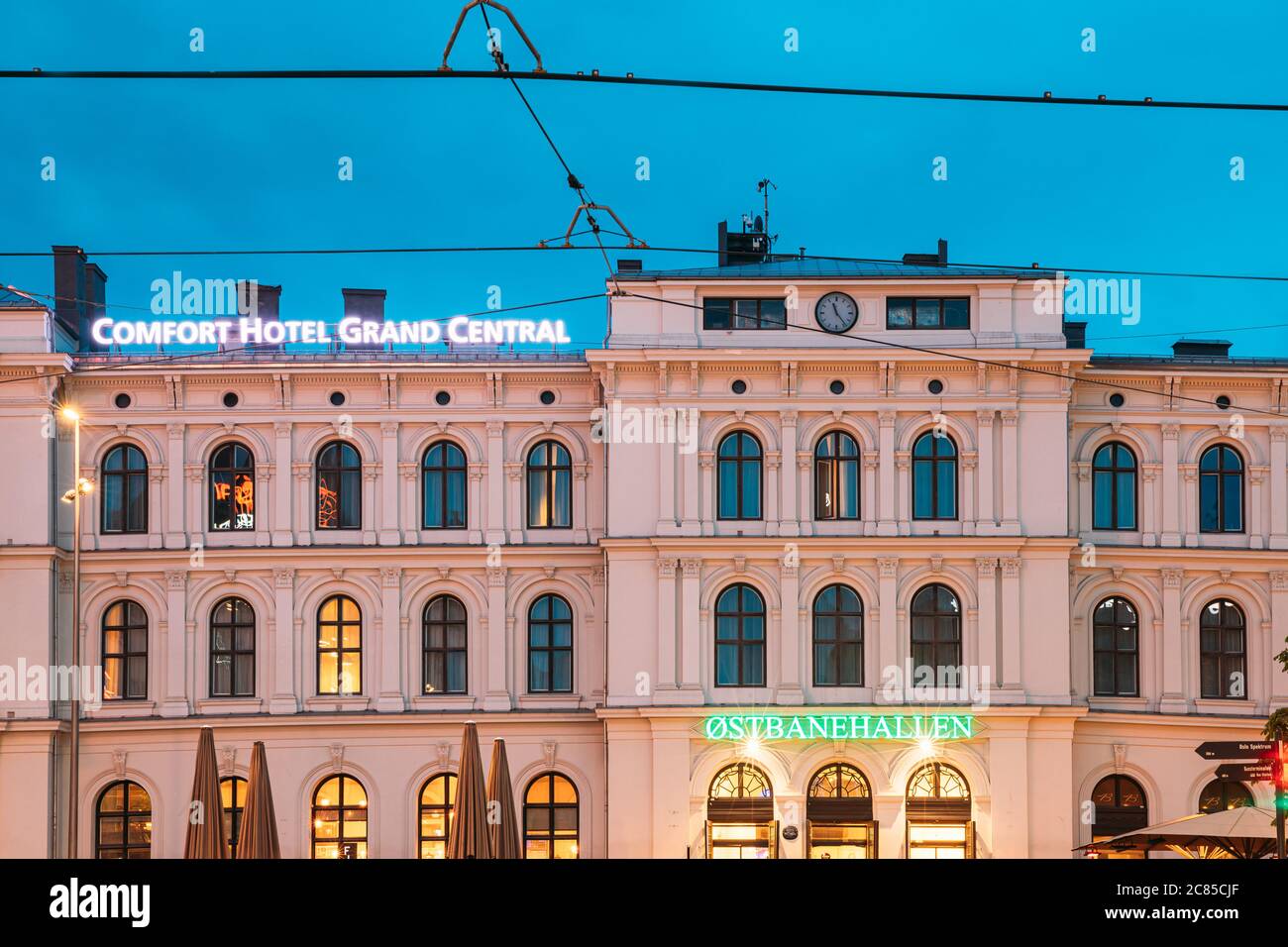 Oslo, Norvège. Vue de nuit du Comfort Hotel Grand Central près de la gare centrale d'Oslo. Banque D'Images