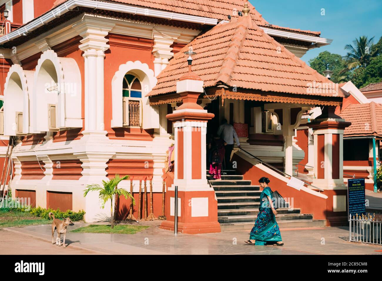 Kavlem, Phonda, Goa, Inde. Femme indienne marchant près de Shree Shantadurga Mandir, Temple de Kavlem. Site d'intérêt célèbre et destination populaire. Lampe blanche Banque D'Images