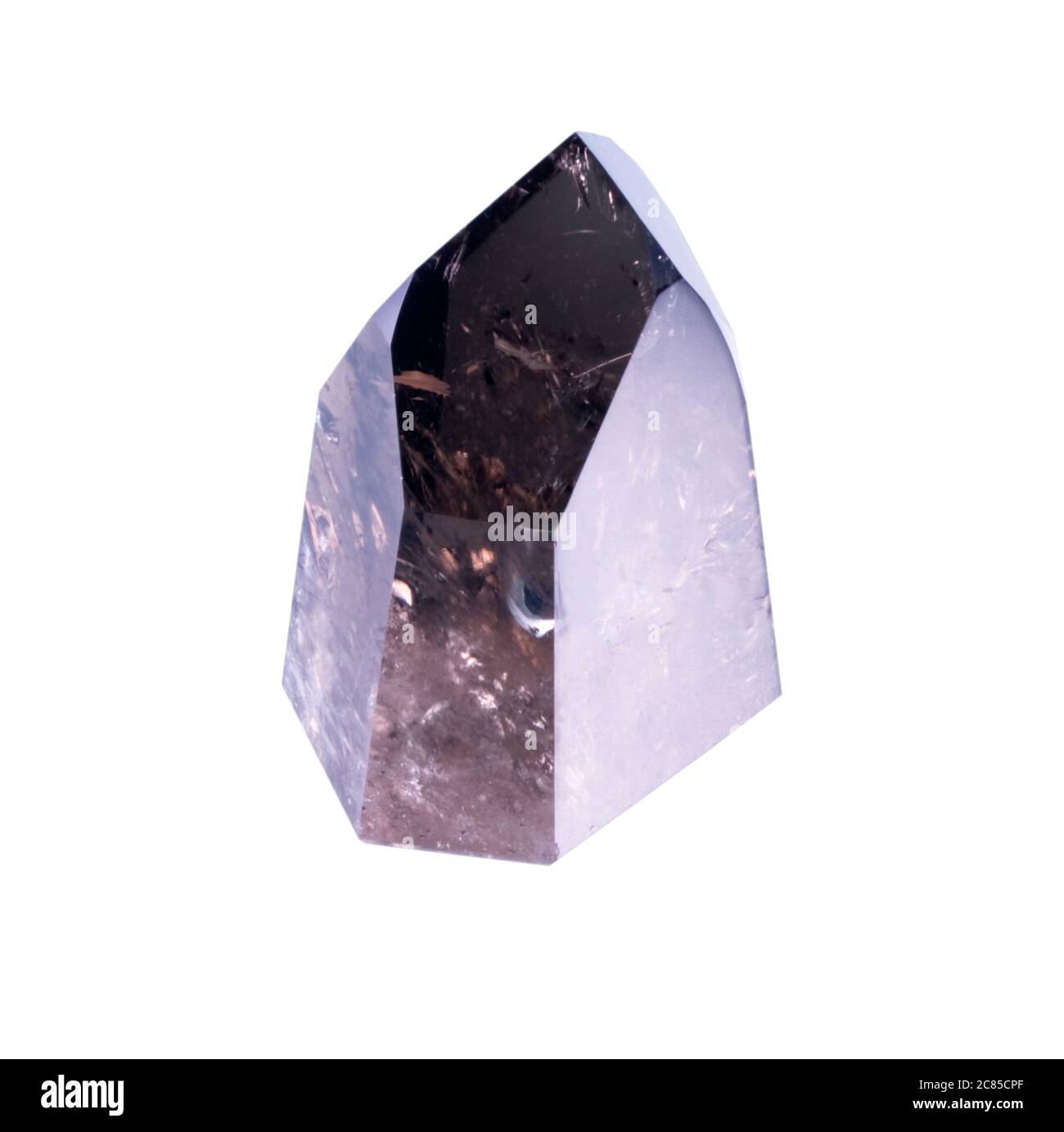 Cristal poli au quartz fumé sur fond blanc. Banque D'Images