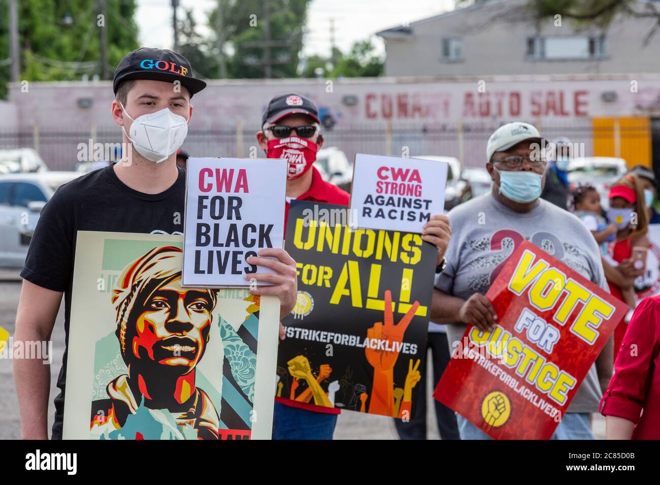 Detroit, Michigan, États-Unis. 20 juillet 2020. Les membres des Communications Workers of America rejoignent les fast-food lors d'un rassemblement devant un restaurant McDonald's, lors du « trike for Black Lives » à l'échelle nationale. Le Syndicat international des employés de service réclame un salaire de 15 $ dans l'industrie de la restauration rapide. Crédit : Jim West/Alay Live News Banque D'Images