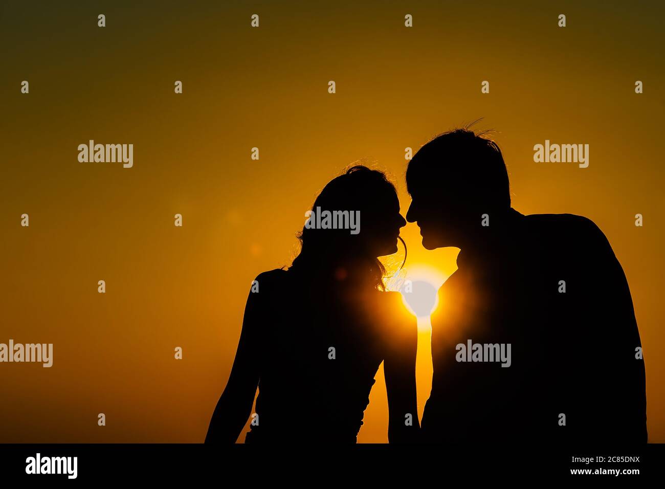 Jeune couple amoureux se rencontrent lever du soleil (coucher de soleil). Banque D'Images