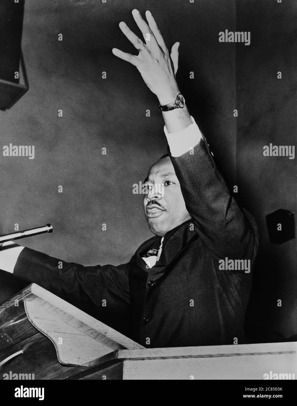 Martin Luther King, Jr., portrait en demi-longueur, orienté vers la gauche, bras gauche levé, au rassemblement de liberté, Washington Temple Church, O. Fernandez, World Telegram & Sun, 1962 Banque D'Images