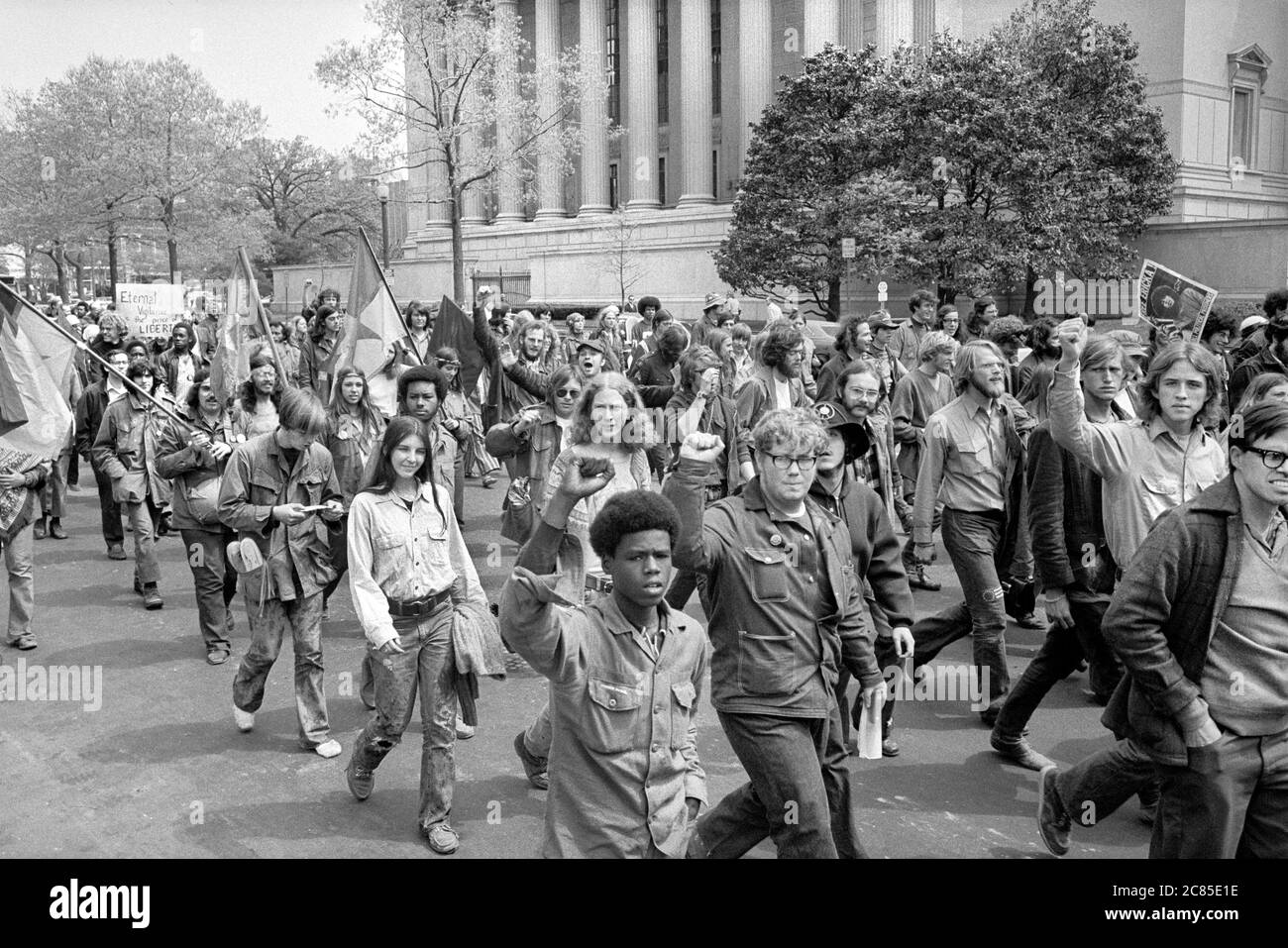 Manifestants anti-guerre près du bâtiment du ministère de la Justice, Washington, D.C., États-Unis, Warren K. Leffler, 30 avril 1971 Banque D'Images