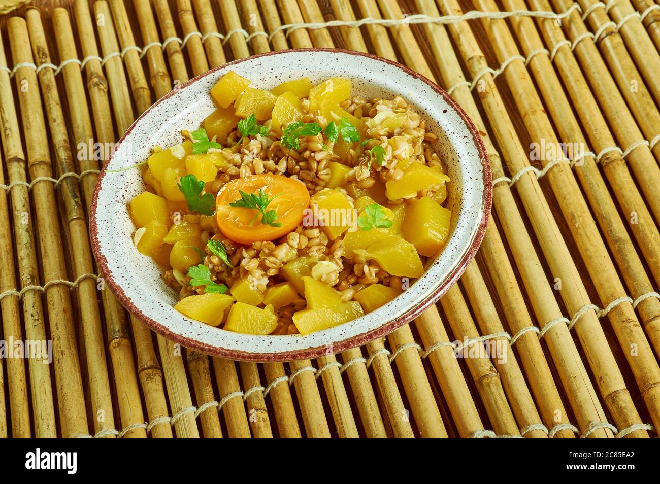 Salade farro avec noyer cendré et tomate jaune gros plan Banque D'Images