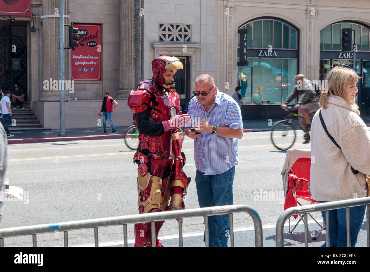 Vue sur un acteur non identifié habillé comme Iron Man sur Hollywood Boulevard Banque D'Images