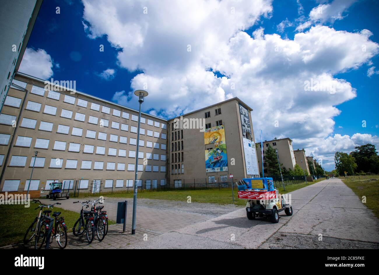 16 juillet 2020, Mecklembourg-Poméranie occidentale, Plora: Vue du bloc 5 dans le complexe inscrit Plora. Plora est sur son chemin pour devenir une oasis touristique de bien-être sur Rügen. C'est ce que les Nazis avaient en tête avec leur gigantesque station balnéaire de KDF. Certaines personnes n'acceptent pas cela, y compris l'Association du Centre d'éducation et de documentation de Plora. L'organisation nazie Kraft durch Freude (KDF) a prévu une station balnéaire pour 20,000 personnes dans les années 1930. Il est resté inachevé, les vacanciers n'y sont jamais arrivés. Au début de la guerre en 1939, les travaux de construction ont été arrêtés et les bâtiments ont été utilisés pour o Banque D'Images