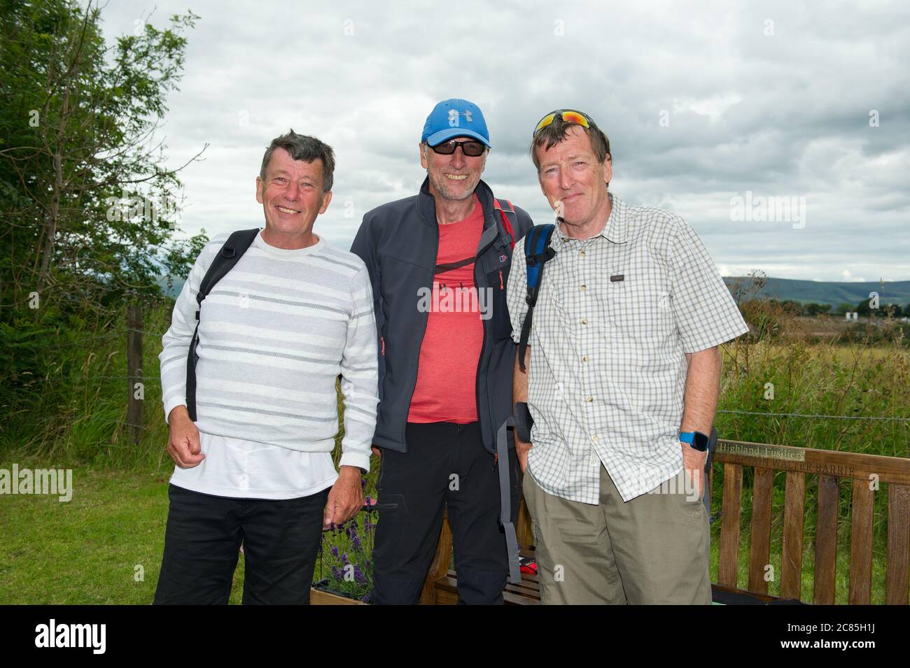Auchinloch près de Lenzie, Écosse, Royaume-Uni. 21 juillet 2020. Photo : trois frères proches pour une promenade dans la campagne. Le bar Golden Pheasant d'Auchinloch est à proximité, ce qui vous permet de vous arrêter à pied. Les trois frères vont faire une promenade tous les mardis, et aujourd'hui c'était sur les dales de Kirkintilloch et de Lenzie. Ils disaient qu'une marche est bonne pour l'âme et parfaite pour discuter et pour la santé mentale, surtout pendant la crise du coronavirus. Crédit : Colin Fisher/Alay Live News Banque D'Images