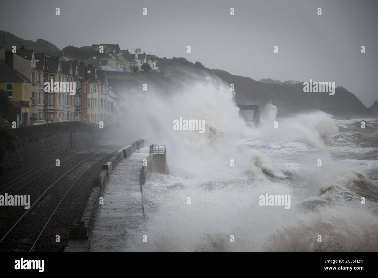 Storm Callum fait planer d'énormes vagues sur les trains lorsqu'ils parcourent le front de mer à Dawlish, Devon, au Royaume-Uni. Banque D'Images