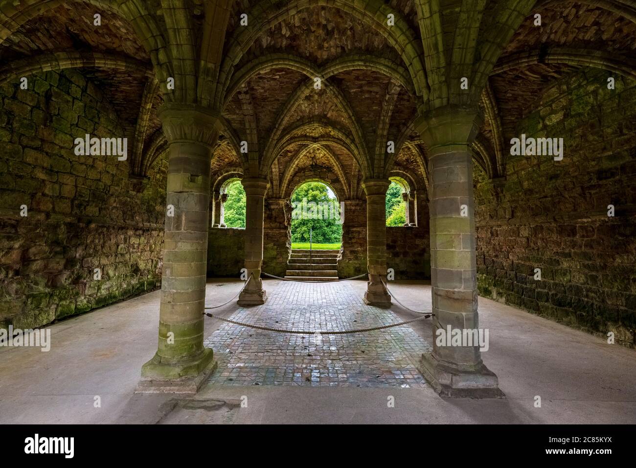 Le sol carrelé et le plafond voûté de la Maison du Chapitre à l'abbaye de Buildwas, Shropshire, Angleterre Banque D'Images