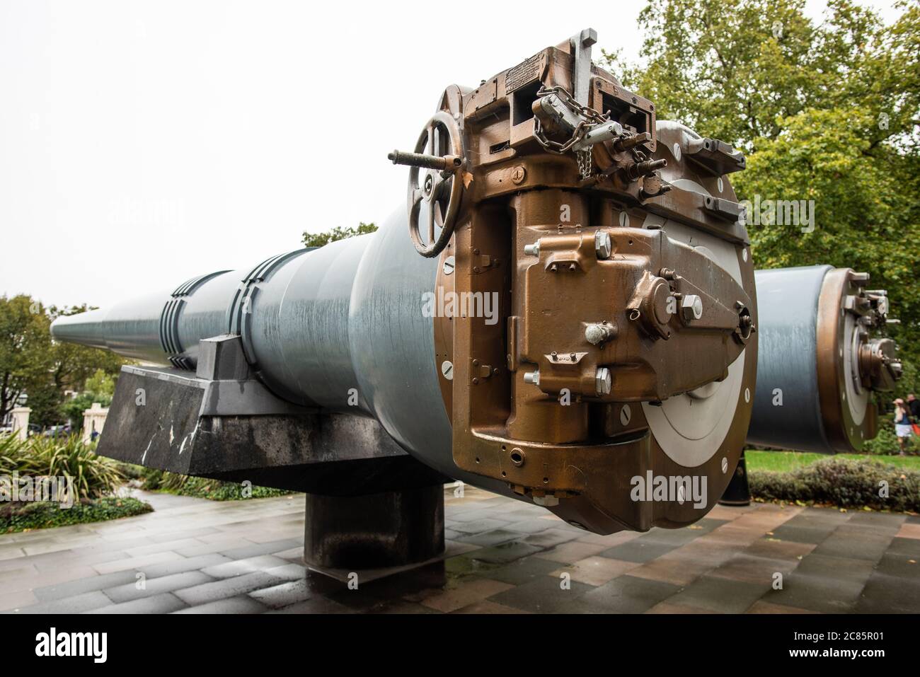 Imperial War Museum Naval Guns Londres // LONDRES, Royaume-Uni — deux canons navals massifs de 15 pouces des cuirassés de la seconde Guerre mondiale HMS Ramillies et HMS Resolution montent la garde à l'entrée de l'Imperial War Museum de Londres. Ces armes imposantes, pesant chacune plusieurs tonnes, étaient autrefois montées sur des cuirassés de la Royal Navy britannique qui ont servi pendant les deux guerres mondiales. Les canons représentent des exemples significatifs de la technologie de l'artillerie navale britannique du début du XXe siècle. Le musée impérial de la guerre, situé dans l'ancien bâtiment de l'hôpital royal de Bethlem, documente et expose l'histoire du Warfar moderne Banque D'Images
