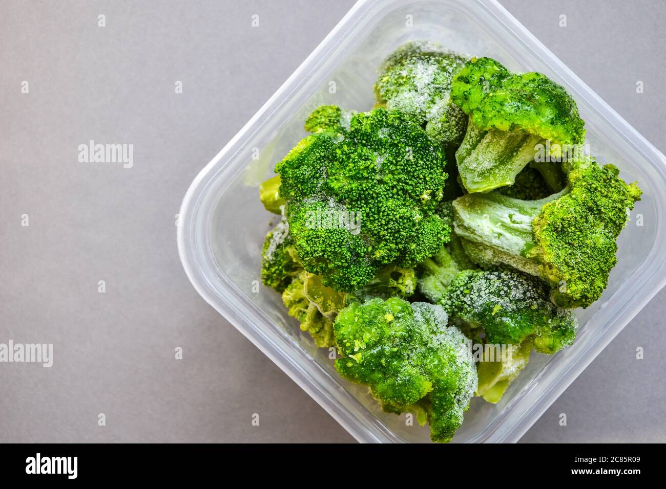 Brocoli dans un récipient en plastique pour un stockage à long terme.  Congélation profonde des légumes. Légumes surgelés sur fond gris Photo  Stock - Alamy