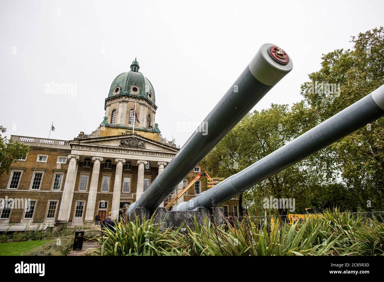 Imperial War Museum Naval Guns Londres // LONDRES, Royaume-Uni — deux canons navals massifs de 15 pouces des cuirassés de la seconde Guerre mondiale HMS Ramillies et HMS Resolution montent la garde à l'entrée de l'Imperial War Museum de Londres. Ces armes imposantes, pesant chacune plusieurs tonnes, étaient autrefois montées sur des cuirassés de la Royal Navy britannique qui ont servi pendant les deux guerres mondiales. Les canons représentent des exemples significatifs de la technologie de l'artillerie navale britannique du début du XXe siècle. Le musée impérial de la guerre, situé dans l'ancien bâtiment de l'hôpital royal de Bethlem, documente et expose l'histoire du Warfar moderne Banque D'Images
