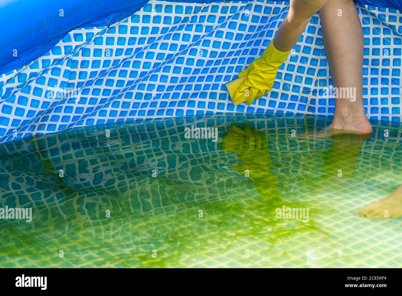 Nettoyage piscine gonflable en pvc, nettoyage de la piscine sale vide  d'algues, concept de service de nettoyage Photo Stock - Alamy