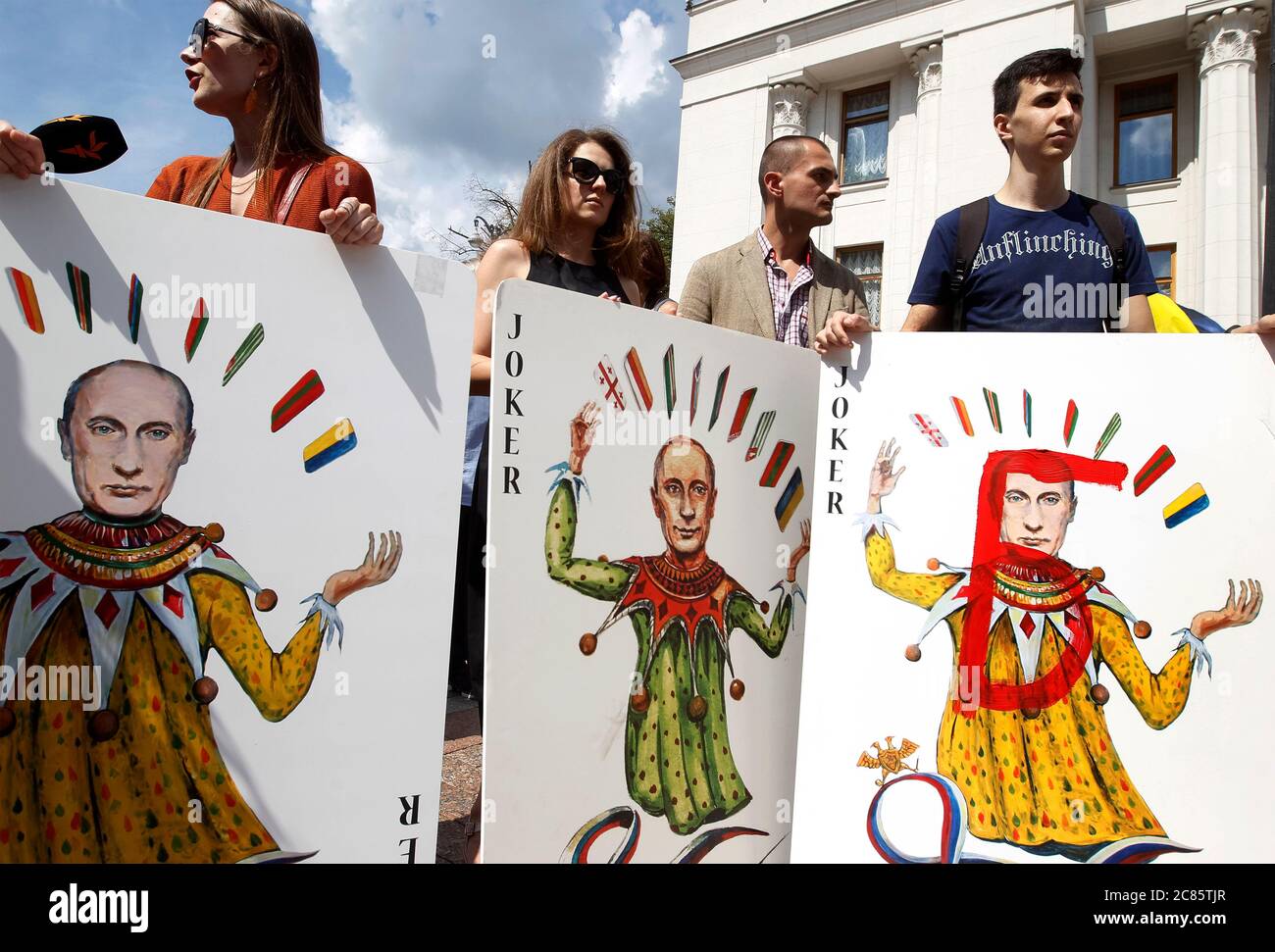 Les activistes détiennent des cartes à jouer symboliques de grande taille dépeintes président de la Russie, Vladimir Poutine, lorsqu'ils prennent part à un rassemblement de performance « la maison de cartes de Poutine », devant la Verkhovna Rada (Parlement ukrainien). La représentation a été tenue par d'anciens prisonniers ukrainiens du conflit de l'est de l'Ukraine, des parents, Des militants des droits de l'homme et des artistes comme l'artiste Donetsk, Serhiy Zakharov, pour attirer l'attention des législateurs sur le problème de l'impunité pour les crimes de guerre. Les militants protestent contre les autorités russes. Banque D'Images