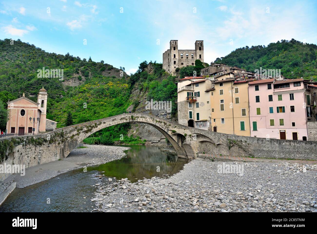 panorama du village médiéval ligurien de Dolceacqua Imperia Italie Banque D'Images