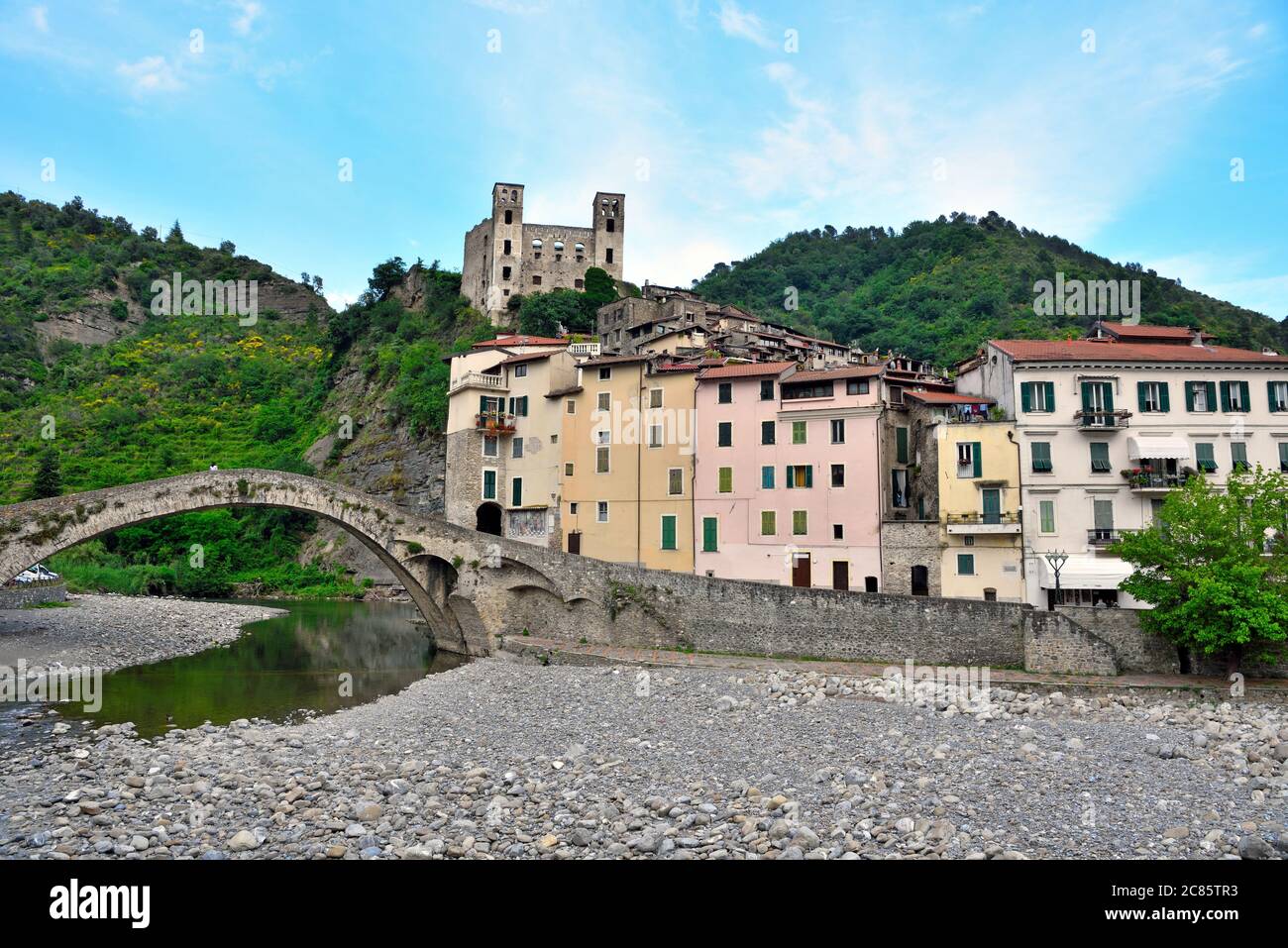 panorama du village médiéval ligurien de Dolceacqua Imperia Italie Banque D'Images