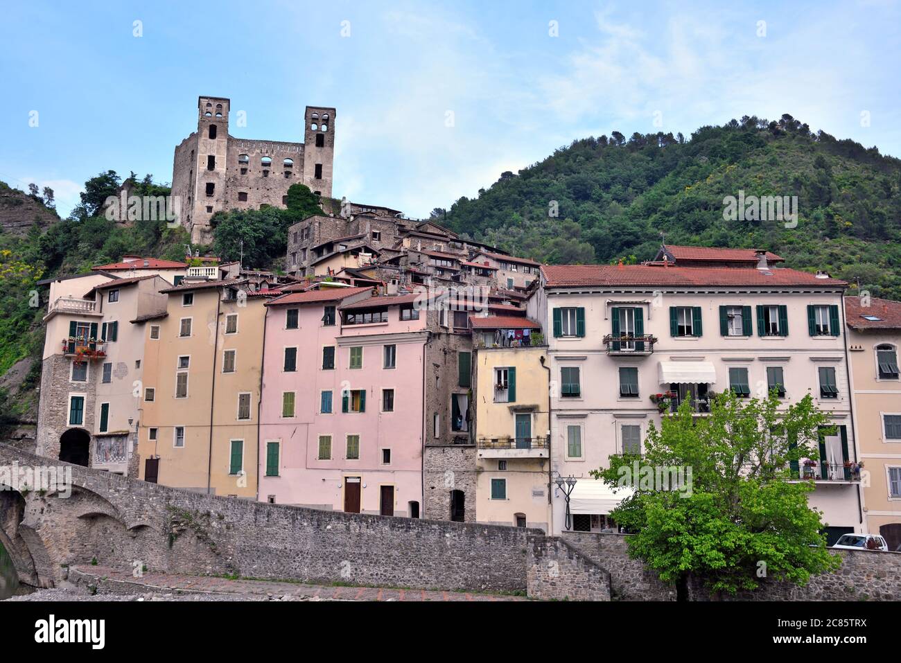 panorama du village médiéval ligurien de Dolceacqua Imperia Italie Banque D'Images