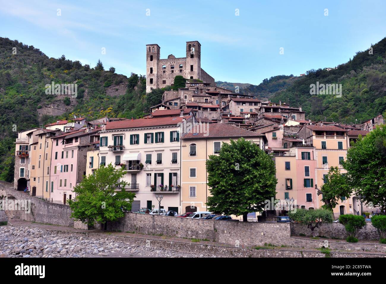panorama du village médiéval ligurien de Dolceacqua Imperia Italie Banque D'Images
