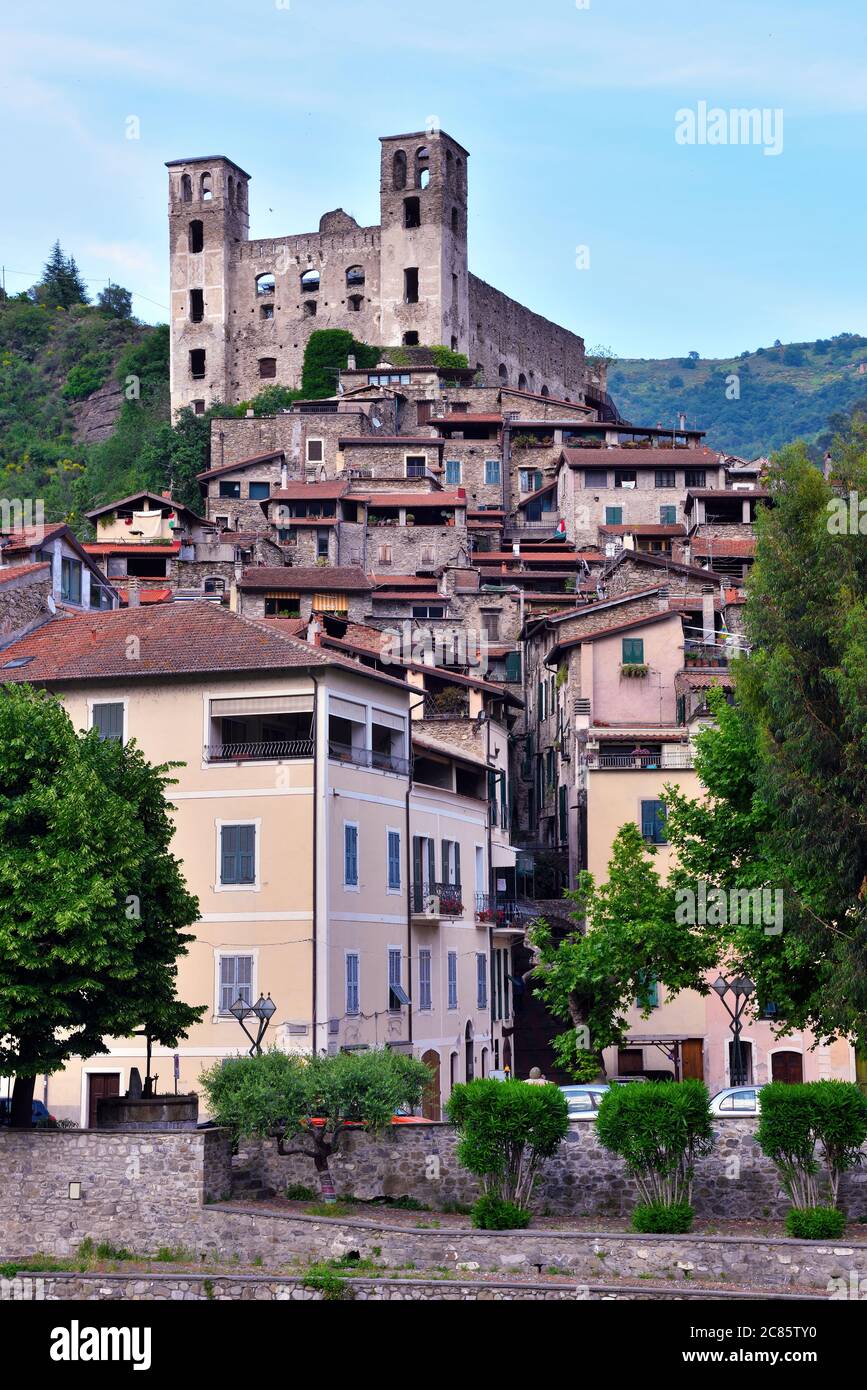 panorama du village médiéval ligurien de Dolceacqua Imperia Italie Banque D'Images