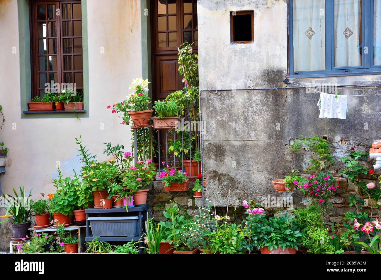 Jardin de fleurs à Dolceacqua Italie Banque D'Images
