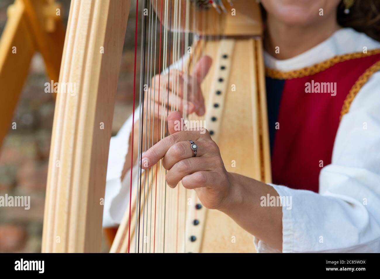 Italie, Lombardie, Crema, Festival médiéval, mains de la femme jouant un Harp Banque D'Images