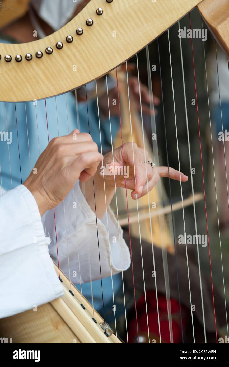 Italie, Lombardie, Crema, Festival médiéval, mains de la femme jouant un Harp Banque D'Images