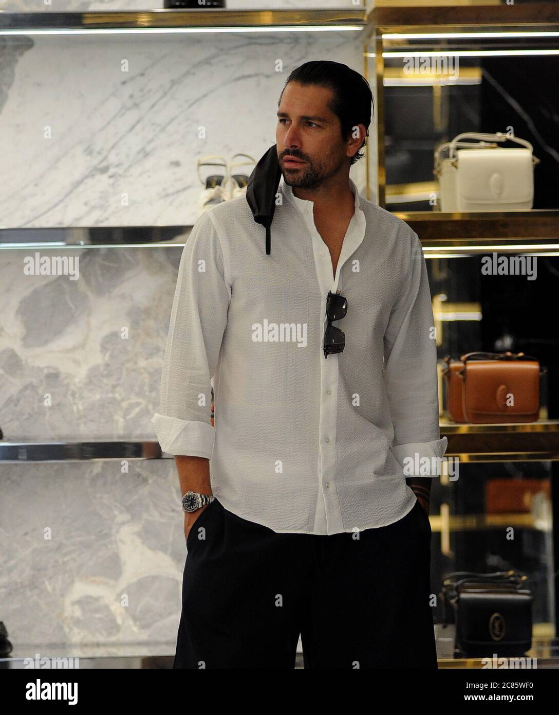 Milan, Marco Borriello shopping dans le centre Marco Borriello, récemment  photographié avec Marica Pellegrinelli, ex-épouse d'Eros Ramazzotti, arrive  dans le centre pour le shopping. Entrez dans la boutique « Saint LAURENT »