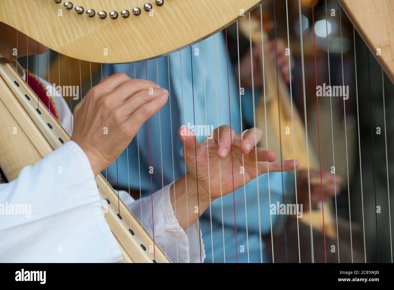 Italie, Lombardie, Crema, Festival médiéval, mains de la femme jouant un Harp Banque D'Images