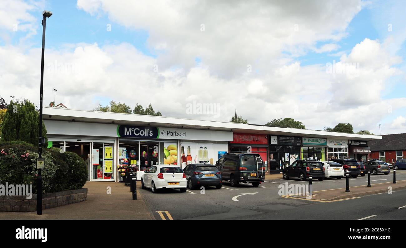 Une petite parade de magasins à Parbold. Convaincre les magasins et les magasins modernes dans un village rural du nord de l'Angleterre Banque D'Images