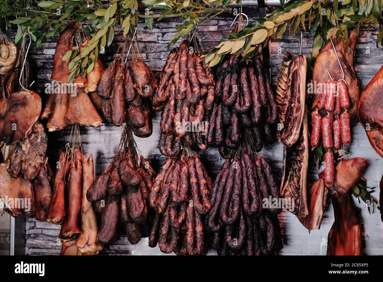 Mise au point sélective de différents types de saucisses accrochées les branches Banque D'Images