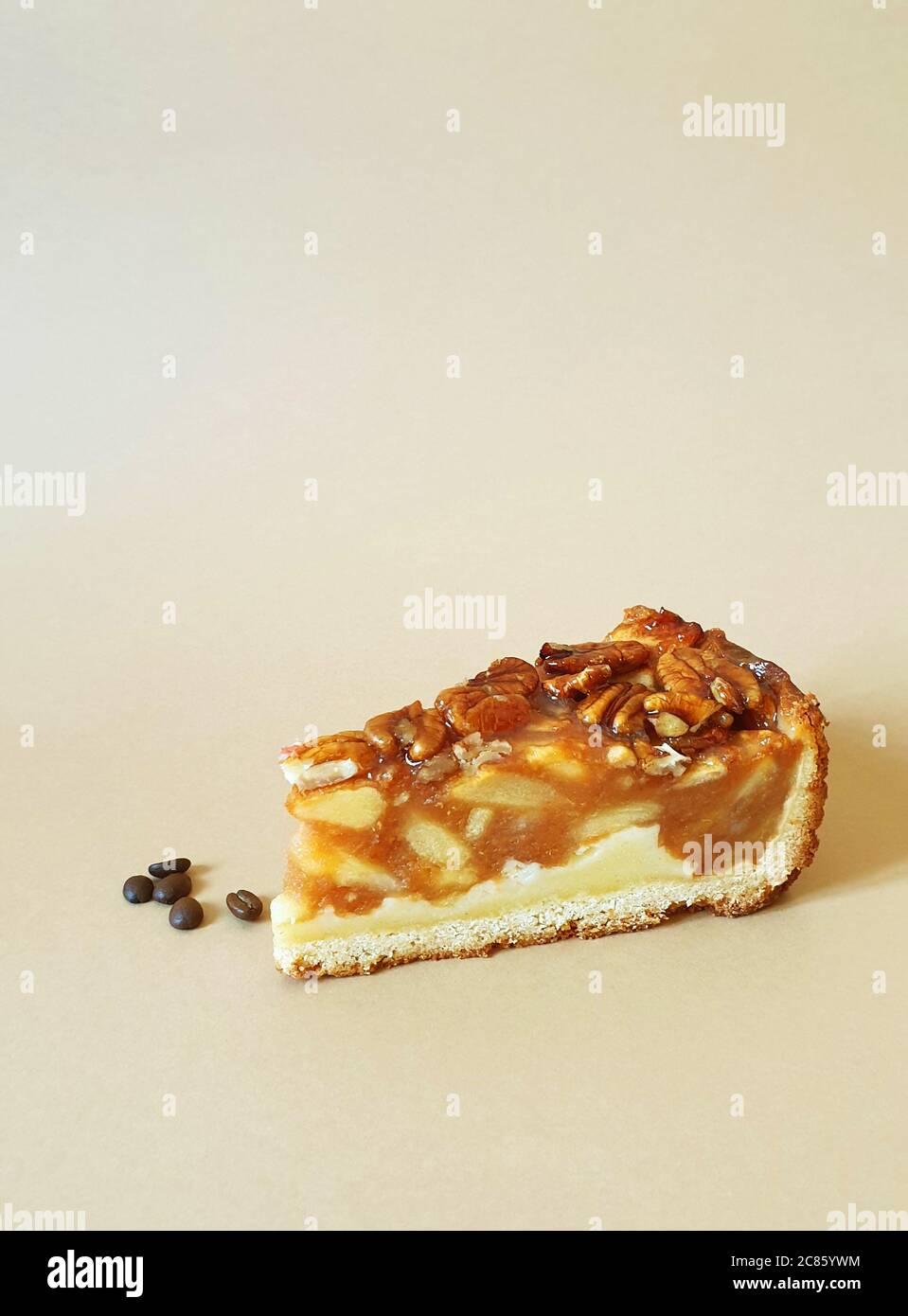 Tranche appétissante de tarte aux pommes pacanes végétaliennes Banque D'Images