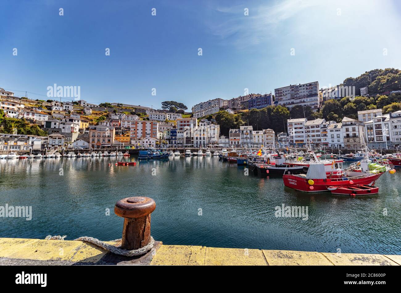 Port de pêche coloré. Luarca. Asturies. Luarca est bien connu pour sa belle architecture, ses paysages, sa gastronomie et ses attractions touristiques. Banque D'Images