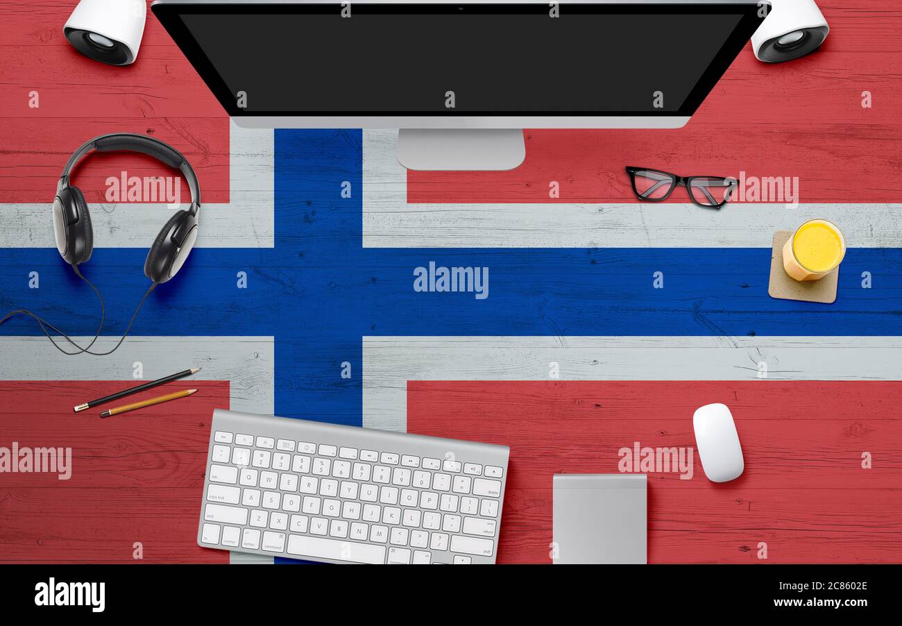 Arrière-plan drapeau norvégien avec casque, clavier d'ordinateur et souris sur la table de bureau nationale.vue du dessus avec espace pour copier.pose à plat. Banque D'Images