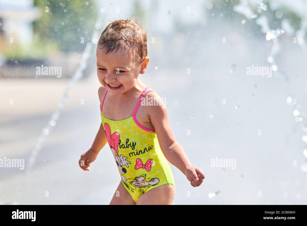 Voronezh Russie 24 08 19 Bebe Mignon Jouant Dans La Fontaine Petite Fille Jouant Avec Des Becs D Eau Une Enfance Passionnante Et Heureuse Ete Impressionnant W Photo Stock Alamy