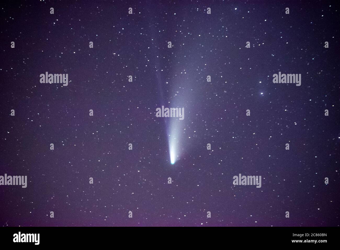 Vallée de TUHINJ, SLOVÉNIE - 20 JUILLET 2020 : Comet Neowise, vue sur le ciel du soir depuis la vallée de Tuhinj en Slovénie Banque D'Images