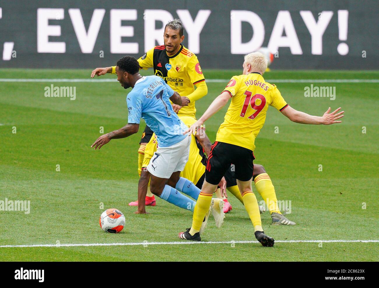 Watford, Royaume-Uni. 21 juillet 2020. Raheem Sterling de Man City est fouillé dans la boîte de pénalité par Will Hughes de Watford lors du match de première ligue entre Watford et Manchester City à Vicarage Road, Watford, Angleterre le 21 juillet 2020. Les stades de football autour de l'enceinte restent vides en raison de la pandémie Covid-19, car les lois de distanciation sociale du gouvernement interdisent aux supporters de se trouver dans les lieux, ce qui entraîne le jeu de tous les matchs derrière des portes fermées jusqu'à nouvel ordre. Photo d'Andy Rowland. Crédit : images Prime Media/Alamy Live News Banque D'Images