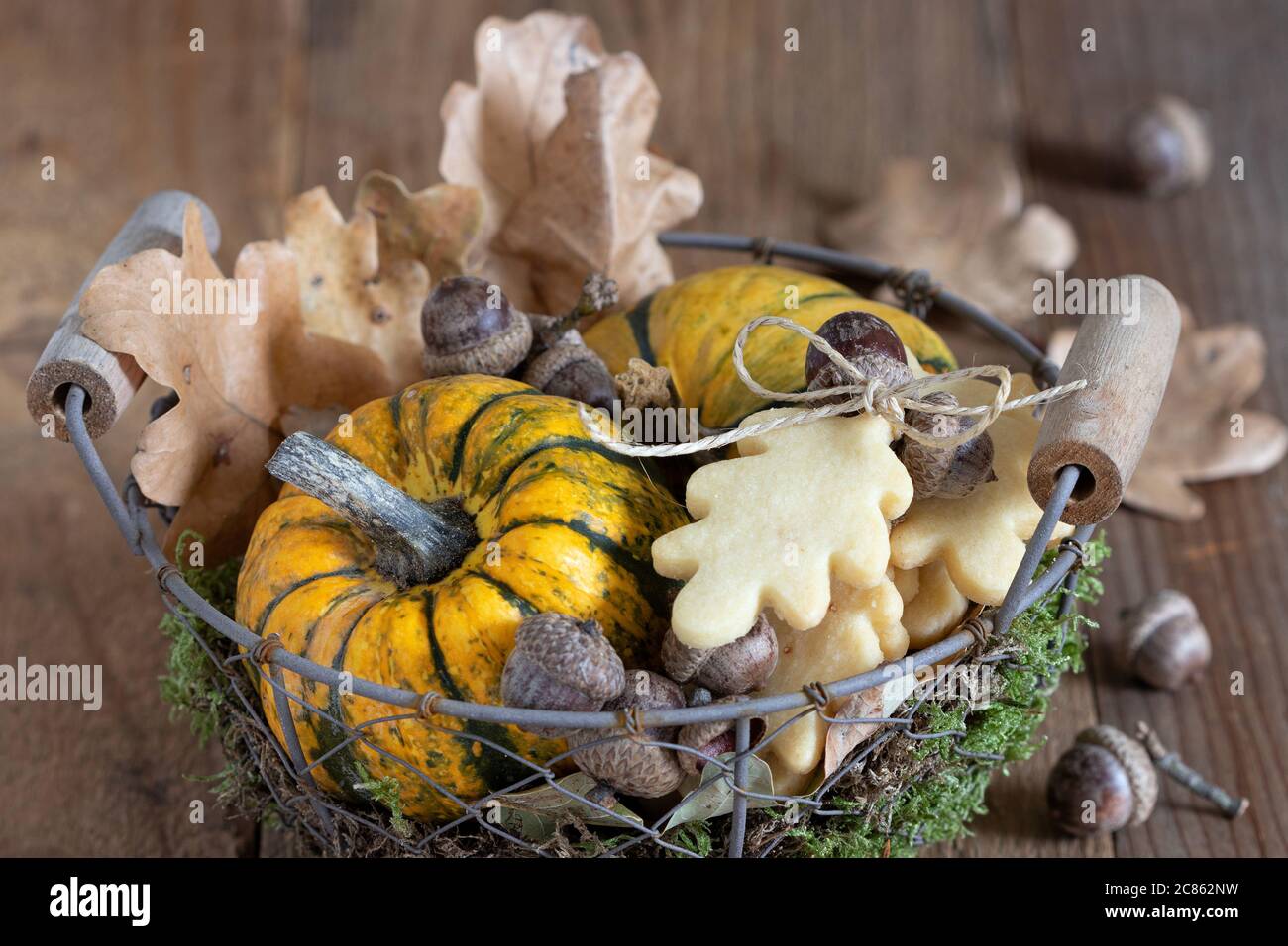 décoration de table d'automne avec biscuits en feuilles de chêne, citrouilles et feuilles Banque D'Images