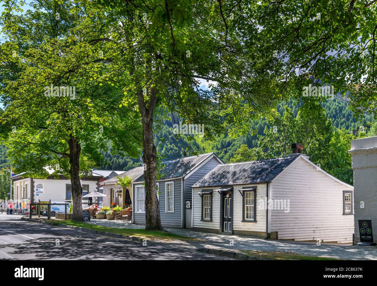 Maisons de mineurs historiques sur l'avenue des arbres, Arrowtown, Otago, Nouvelle-Zélande Banque D'Images