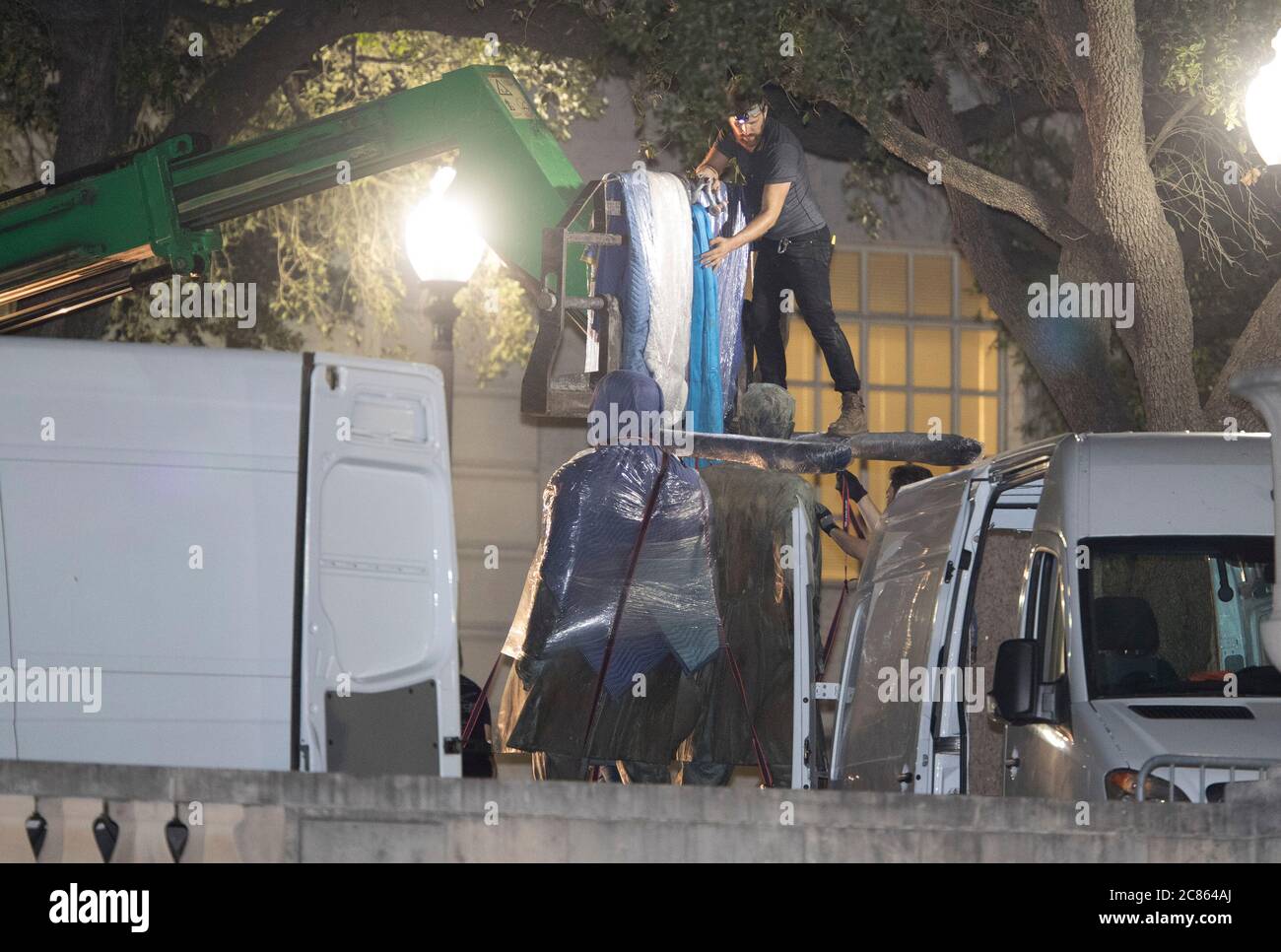 Austin, Texas, États-Unis. 21 août 2017. Les travailleurs retirent la deuxième des quatre statues de héros confédérés à l'Université du Texas dans une action surprise de minuit avant que les cours d'automne commencent la semaine prochaine. Les quatre sont Stephen Hogg, Robert E. Lee, Sidney Johnston et John H. Reagan. Crédit : Bob Daemmrich/ZUMA Wire/Alay Live News Banque D'Images