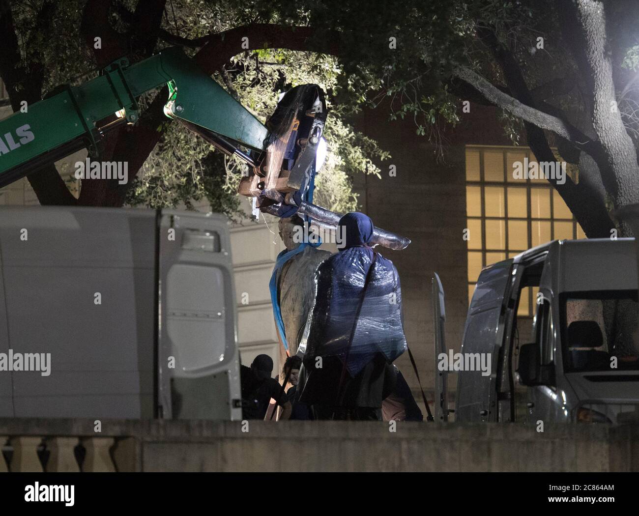 Austin, Texas, États-Unis. 21 août 2017. Les travailleurs retirent la deuxième des quatre statues de héros confédérés à l'Université du Texas dans une action surprise de minuit avant que les cours d'automne commencent la semaine prochaine. Les quatre sont Stephen Hogg, Robert E. Lee, Sidney Johnston et John H. Reagan. Crédit : Bob Daemmrich/ZUMA Wire/Alay Live News Banque D'Images