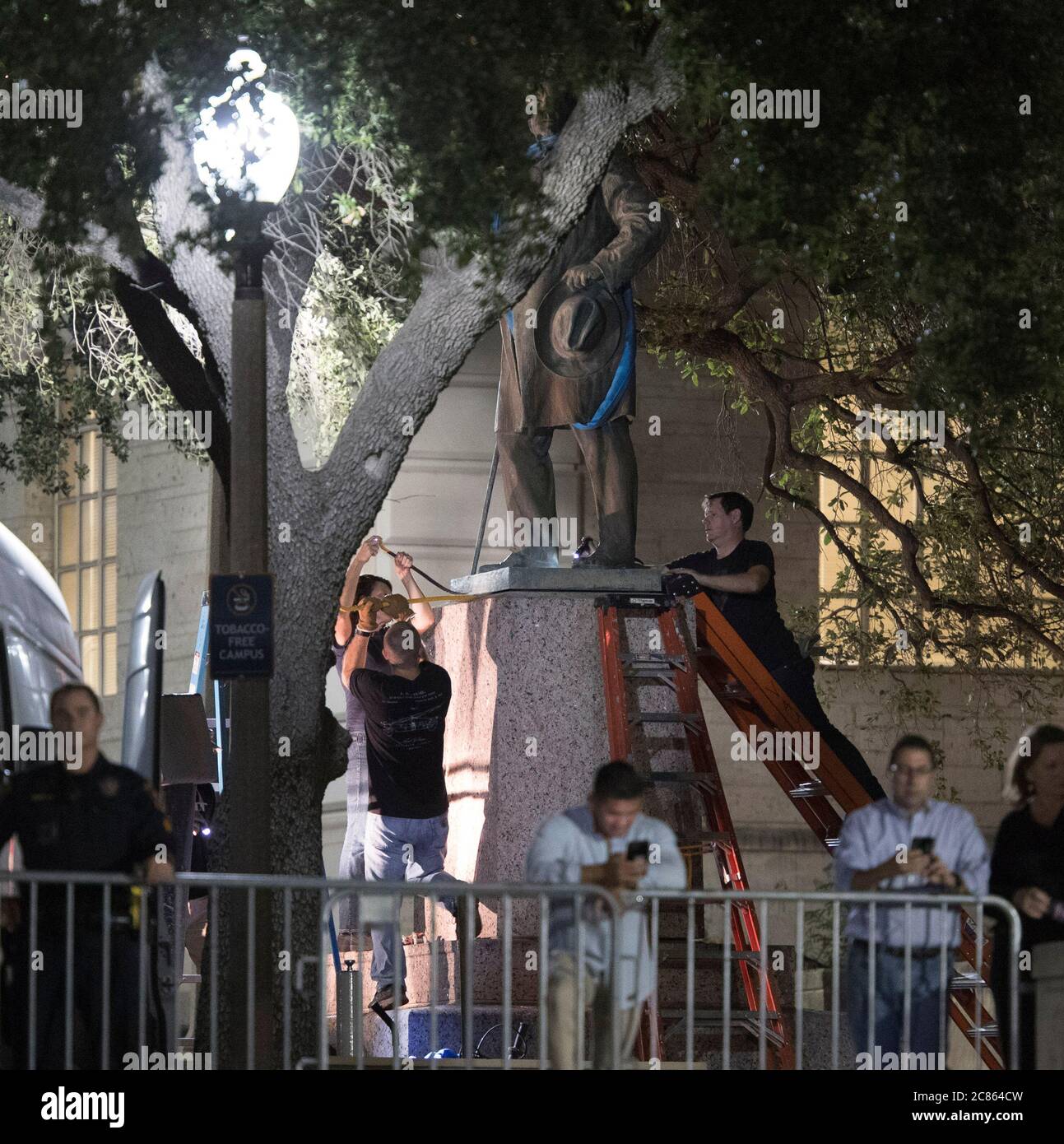 Austin, Texas, États-Unis. 21 août 2017. Les travailleurs retirent la deuxième des quatre statues de héros confédérés à l'Université du Texas dans une action surprise de minuit avant que les cours d'automne commencent la semaine prochaine. Les quatre sont Stephen Hogg, Robert E. Lee, Sidney Johnston et John H. Reagan. Crédit : Bob Daemmrich/ZUMA Wire/Alay Live News Banque D'Images