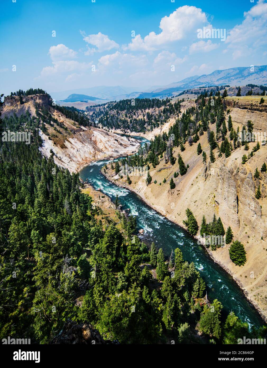 Calcite Springs surplombe la rivière Yellowstone dans le parc national de Yellowstone, Wyoming, États-Unis Banque D'Images