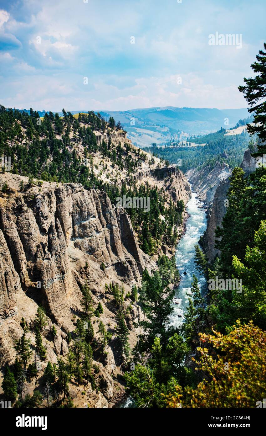 Calcite Springs surplombe la rivière Yellowstone dans le parc national de Yellowstone, Wyoming, États-Unis Banque D'Images