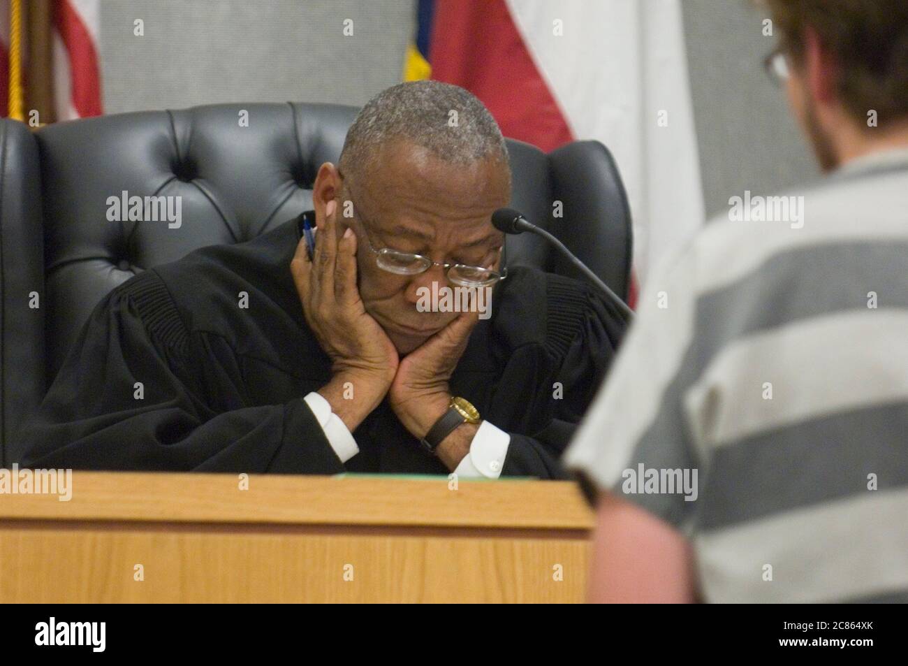 Austin, Texas États-Unis, 10 octobre 2005 : le juge Joel D. Bennett d'Austin préside la réunion hebdomadaire de la Drug diversion court, un programme d'un an pour les accusés qui ont été arrêtés pour possession criminelle d'une substance contrôlée. Il s'appuie sur un dépistage fréquent des drogues, offre des cours et des aiguillages de traitement et peut entraîner le rejet des accusations si le défendeur termine le programme avec succès. MR si-0020 si-0028 ©Bob Daemmrich Banque D'Images Austin, Texas États-Unis, 10 octobre 2005 : le juge Joel D. Bennett d'Austin préside la réunion hebdomadaire de la Drug diversion court, un programme d'un an pour les accusés qui ont été arrêtés pour possession criminelle d'une substance contrôlée. Il s'appuie sur un dépistage fréquent des drogues, offre des cours et des aiguillages de traitement et peut entraîner le rejet des accusations si le défendeur termine le programme avec succès. MR si-0020 si-0028 ©Bob Daemmrich Banque D'Images