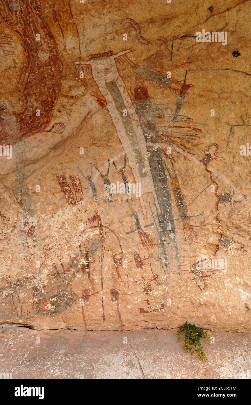 Comté de Val Verde, Texas : la célèbre peinture d'art rupestre White Shaman dans une grotte le long de la rivière Pecos dans le sud-ouest du Texas. ©Bob Daemmrich Banque D'Images