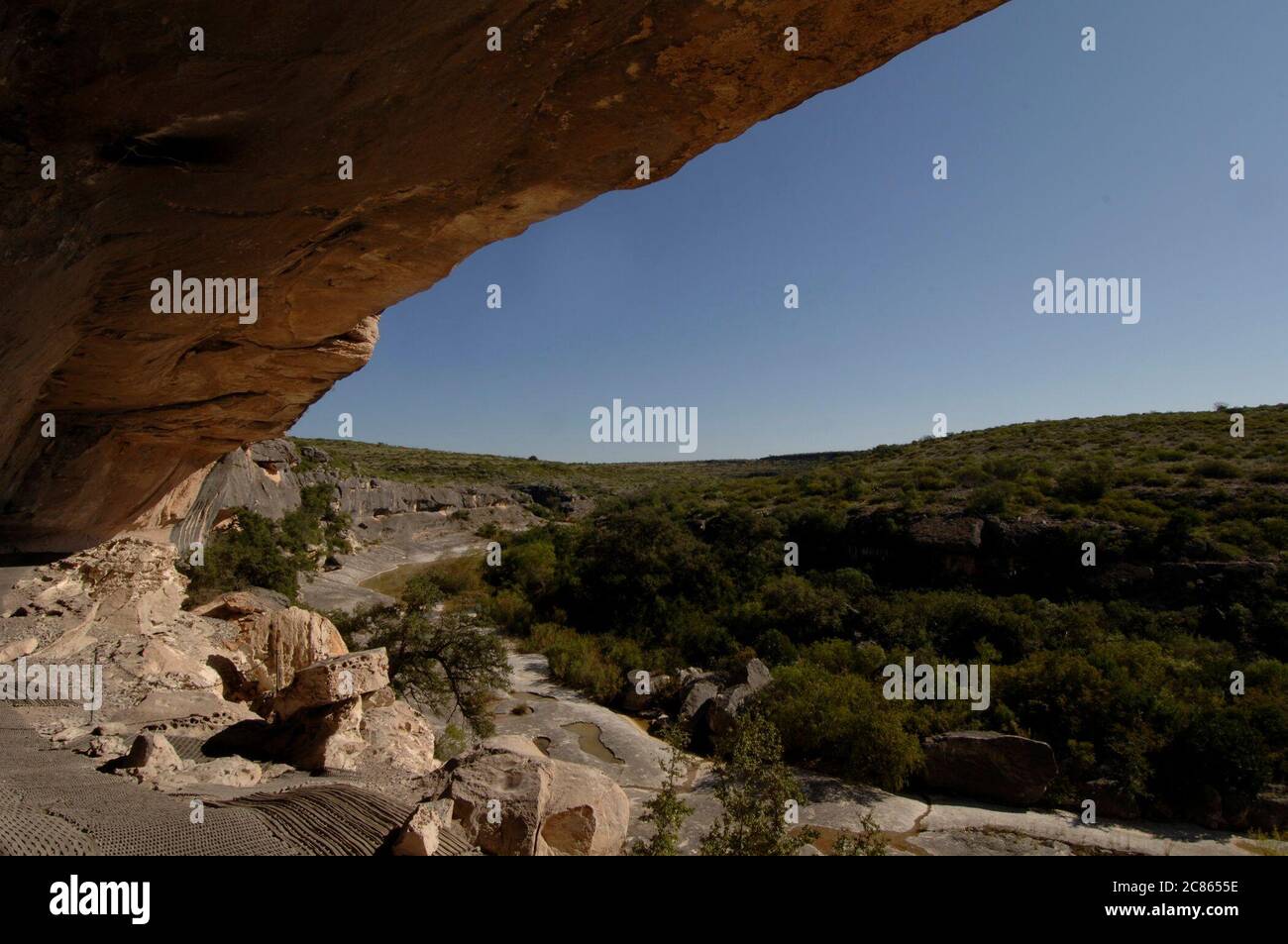 Val Verde County, Texas octobre 2005 : Fate Bell Shelter est un abri sous roche profondément stratifié dans le parc d'État de Seminole Canyon contenant des preuves de plus de 8 000 ans d'occupation, de la période archaïque à la fin de la période préhistorique (ca. 7000 av. J.-C. à A.D. 1500). ©Bob Daemmrich Banque D'Images