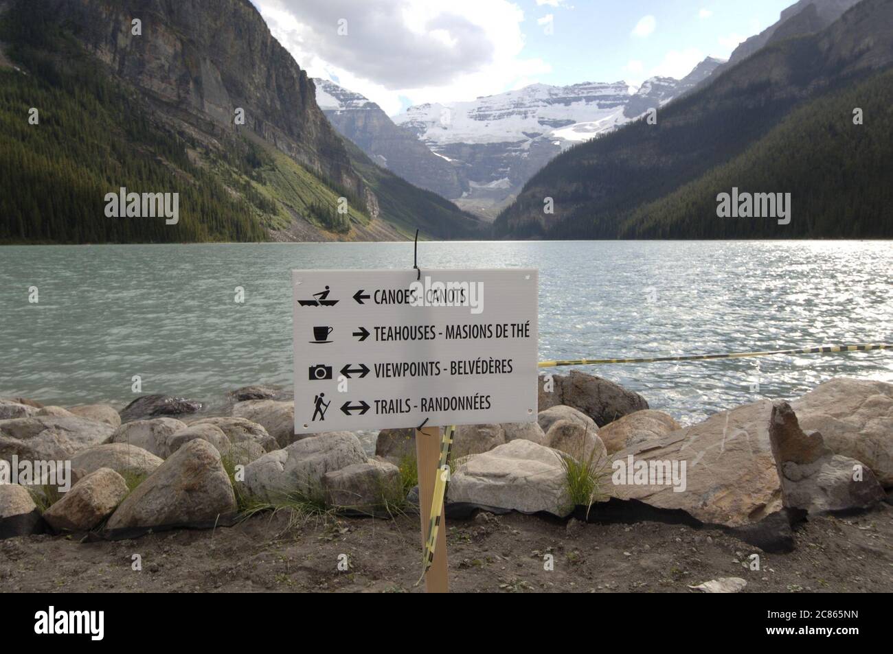 Parc national Banff, Alberta Canada, août 2005 : les rives du lac Louise, une attraction touristique de renommée mondiale en raison de sa beauté à couper le souffle dans les Rocheuses canadiennes. Le lac, plus de 200 pieds de profondeur, est gelé de novembre à juin. ©Bob Daemmrich Banque D'Images